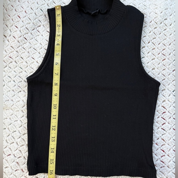 🔺UNIQLO CROP TOP RIBBED SLEEVELESS/ BLACK / XS 🖤 - Picture 6 of 7
